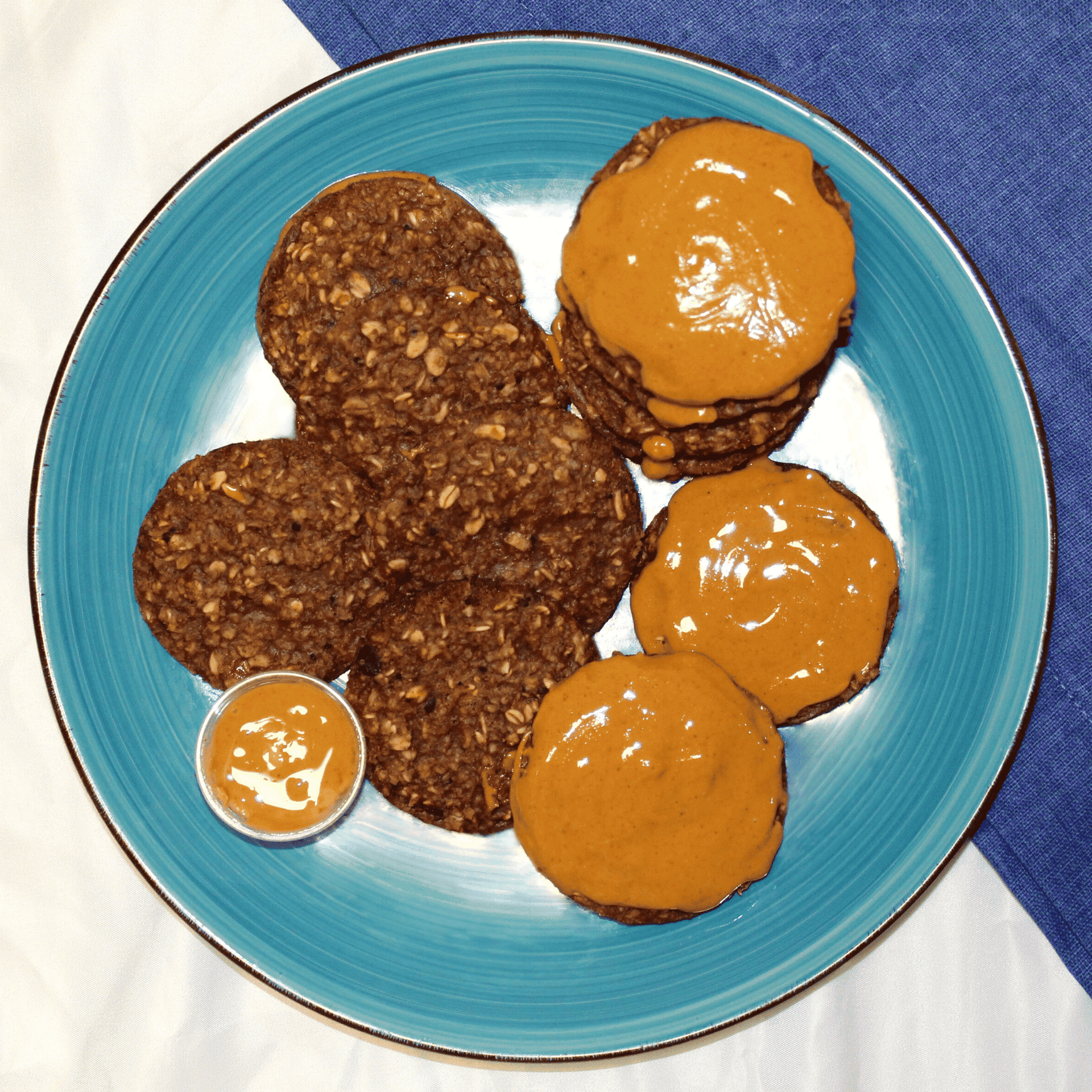 Pancakes proteici al cioccolato con burro di arachidi